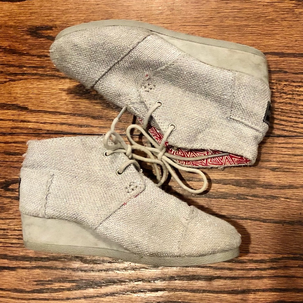 TOMS Deseret Wedge Ankle Bootie. Size 1.